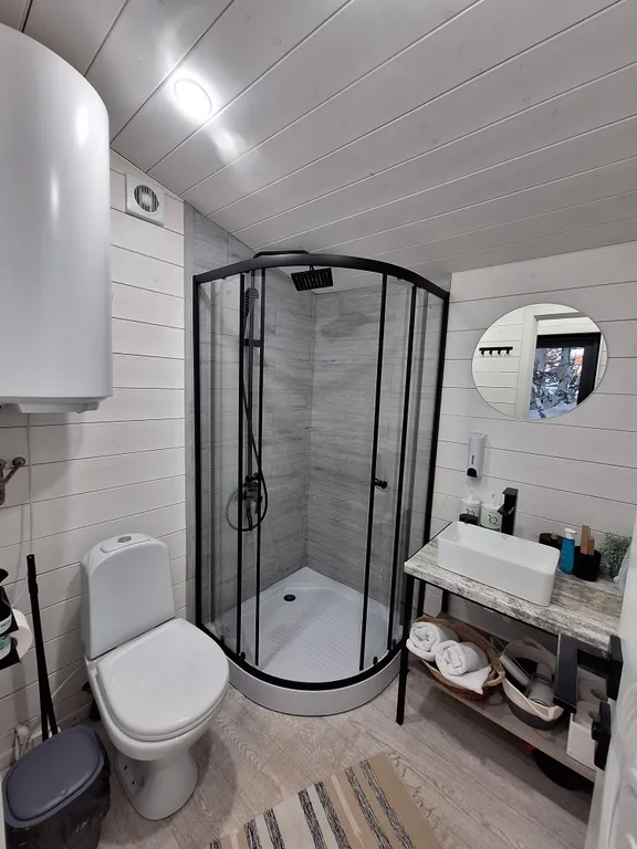 Уютный домик для двоих с террасой в лесу