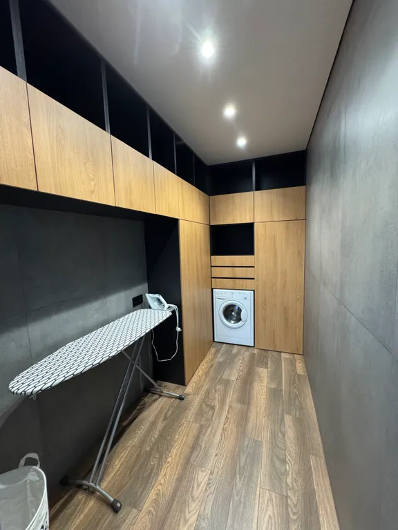 Стильная двухуровневая студия с захватывающим видом на город