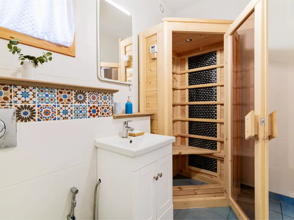 Новый дом с бассейном, сауной и панорамным видом на горы