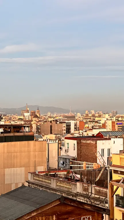 Комната в просторной квартире рядом с парком Монтжуик