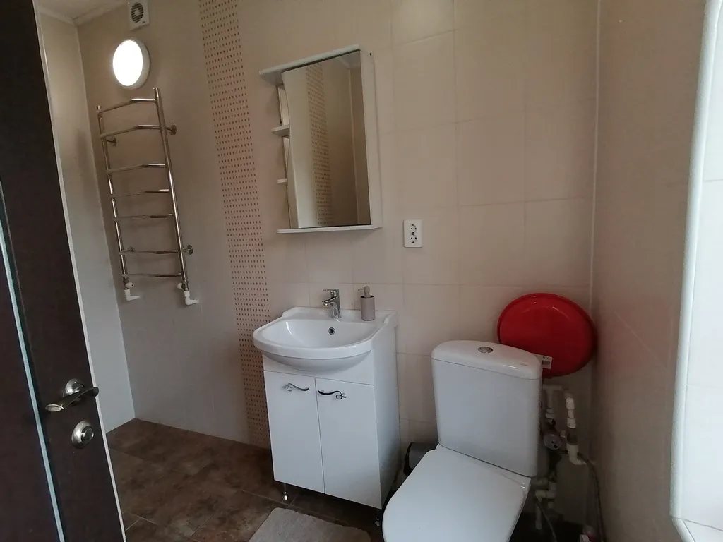 Двухкомнатный вместительный дом со двором