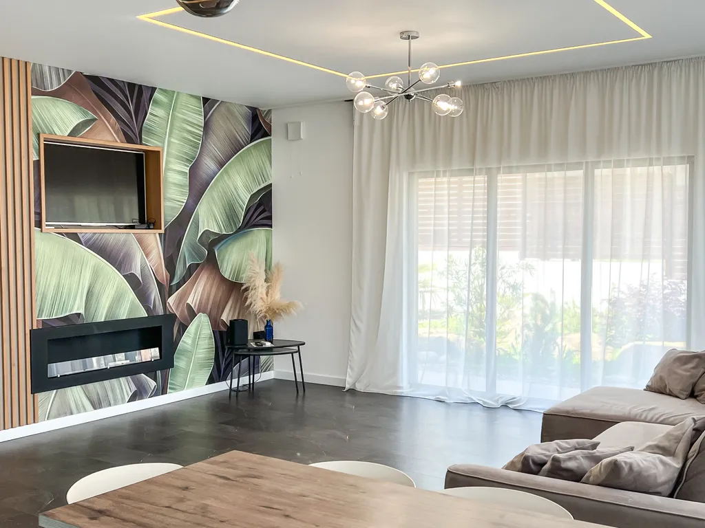 Новый современный дом с теплым бассейном и сауной