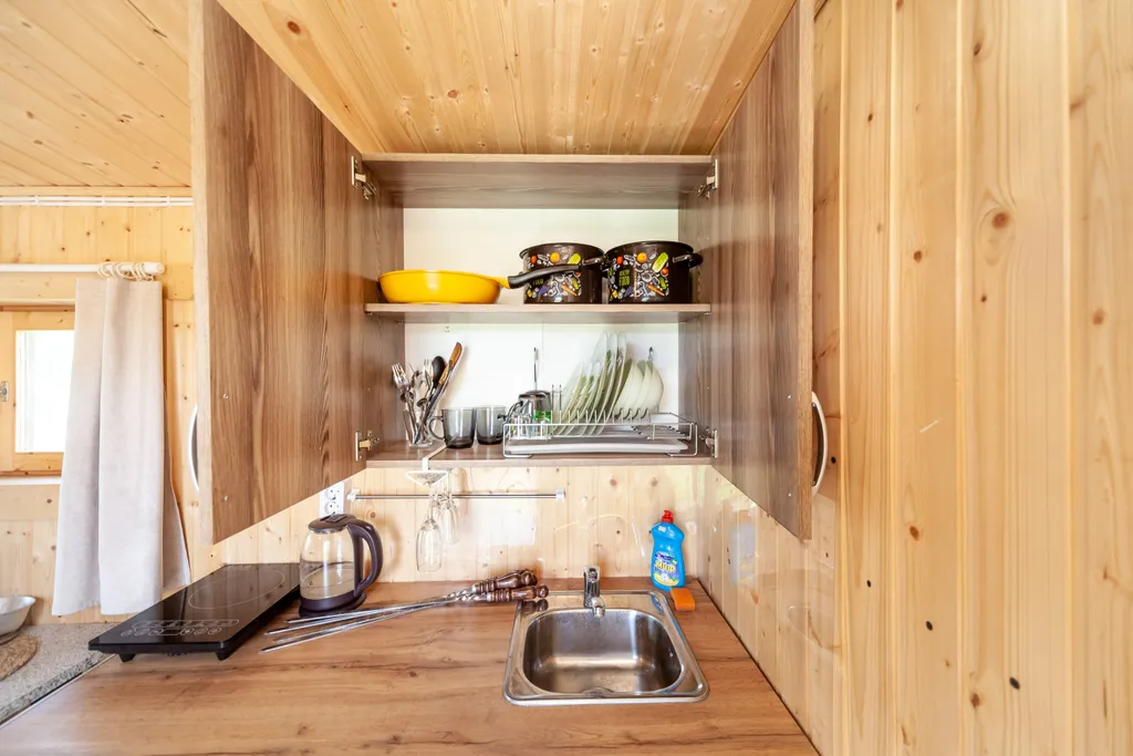 Домик с панорамным окном на берегу озера