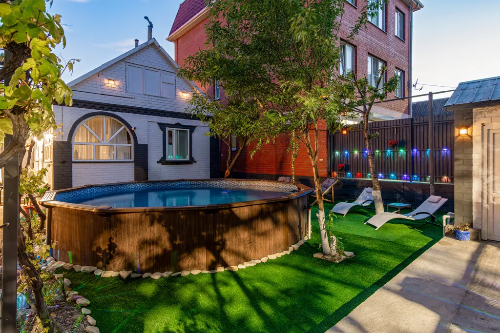 Домик коралл с бассейном в центре