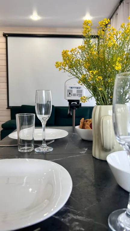 Дом с видом на сосновый лес возле Игоры Драйв с уютной зоной кострища