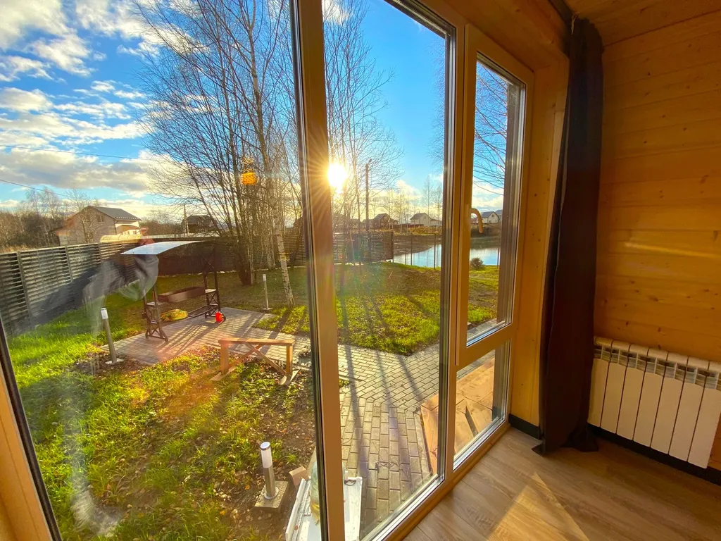 Дом Благодать у пруда с панорамными окнами