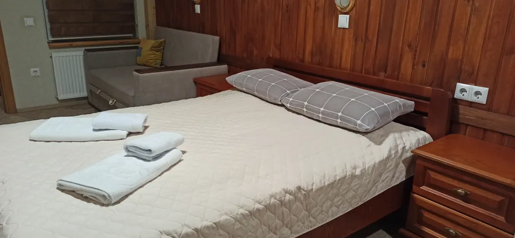 Двухместный номер с двуспальной кроватью и диваном