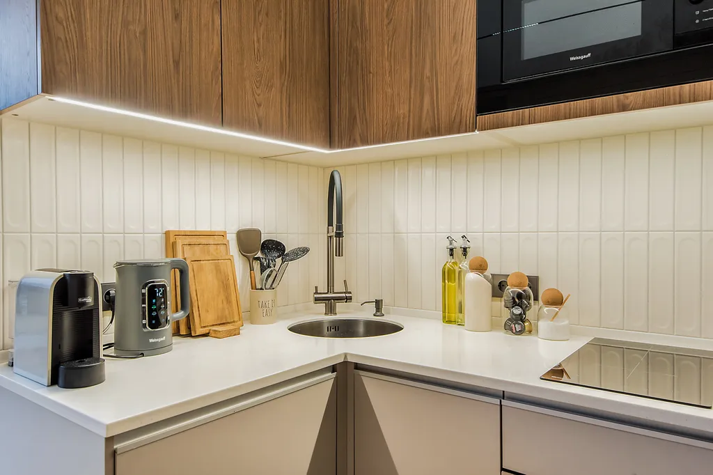 Уютный дом в окружении  леса