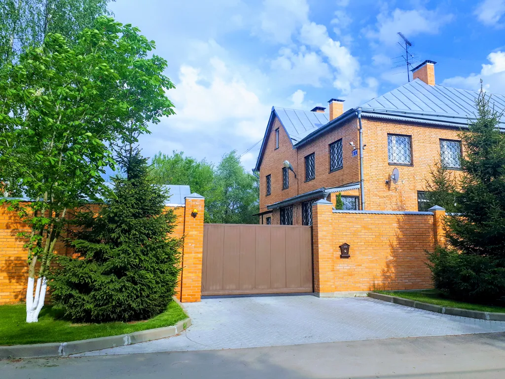 Коттедж Коттедж с большим бассейном — Черное