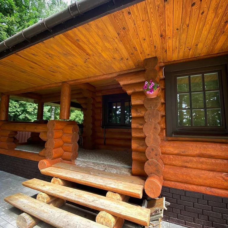 Дом на берегу реки с баней