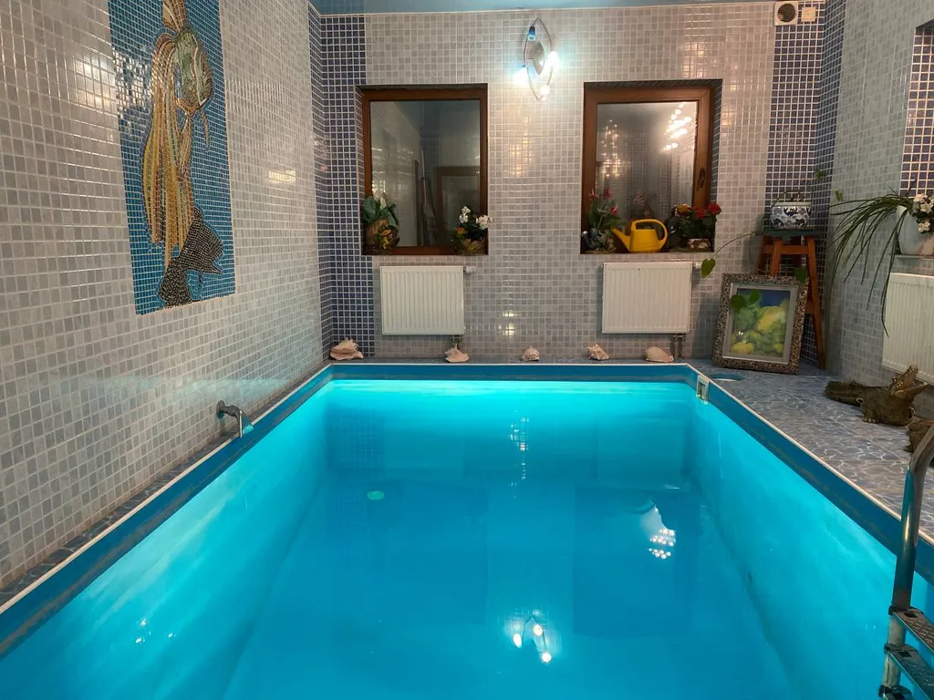 Домик с теплым бaссейном и баней