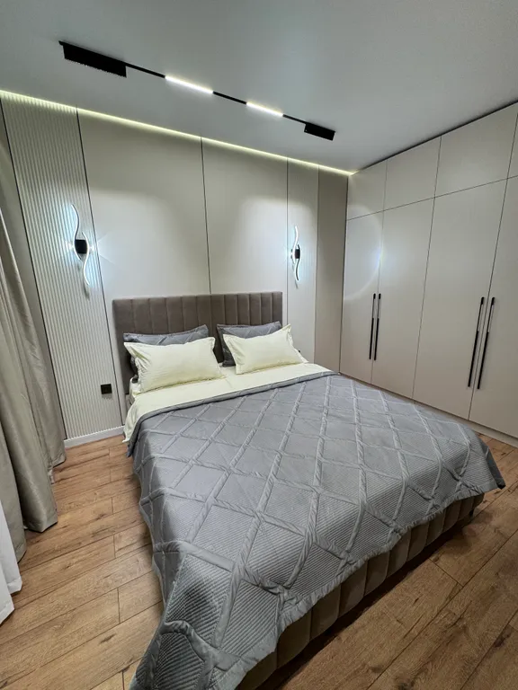 Новая квартира в центре города с видом на горы