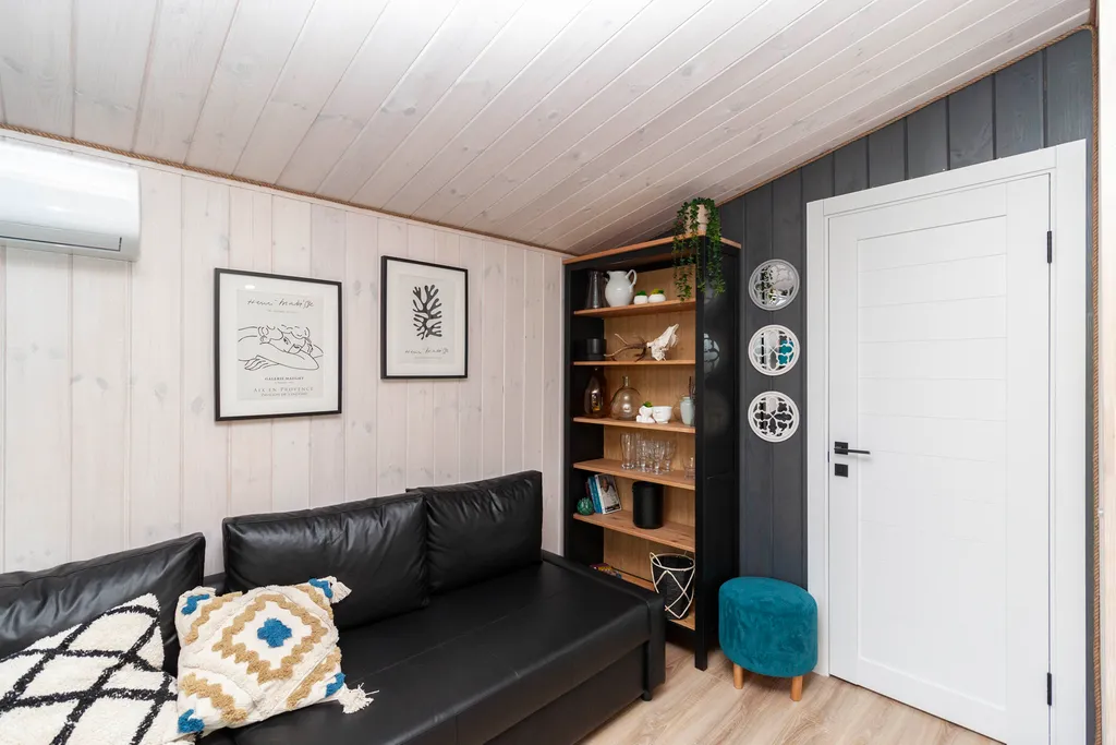 Темный домик на опушке леса