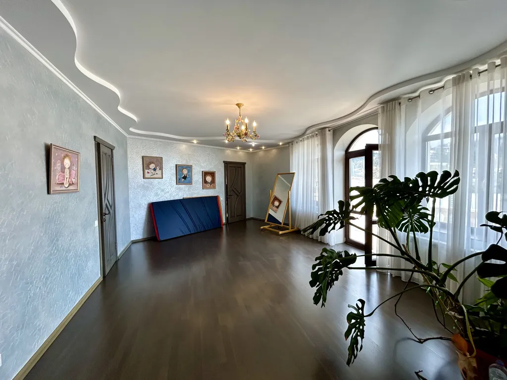 Вилла с бассейном и сауной в центре Ялты