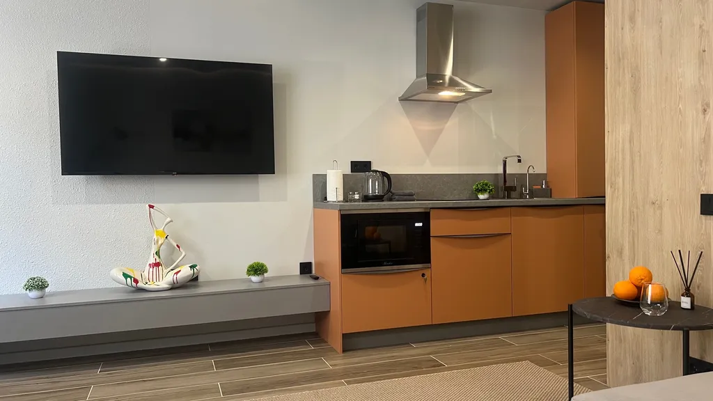 Апартаменты у Часовой башни оранжевые