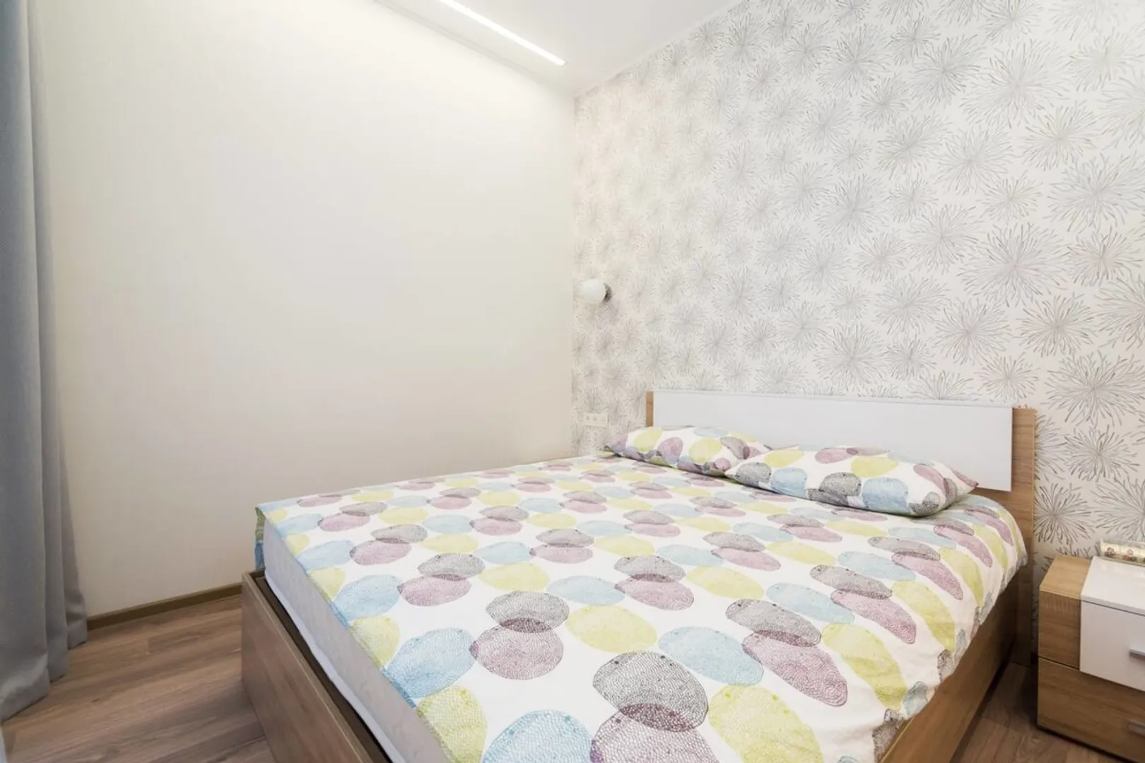 Спальня с удобной большой кроватью и ортопедическим матрасом (Bedroom with comfortable large bed and orthopedic mattress)