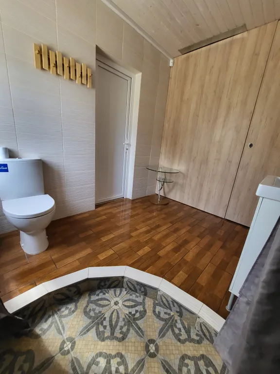 Уютный домик для двоих у озера