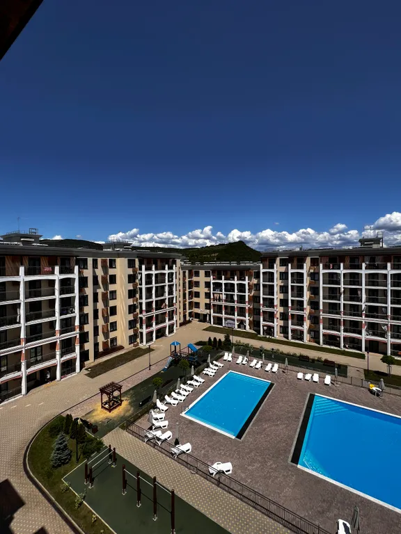 Уютная студия с видом на бассейн и можжевеловый лес