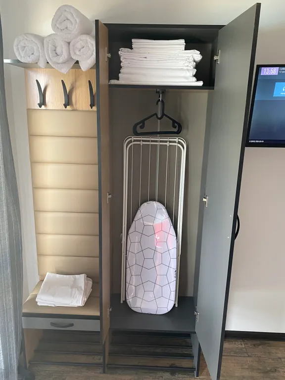 Дом с мансардой у моря, шале с видом на бассейн, номер с бассейном