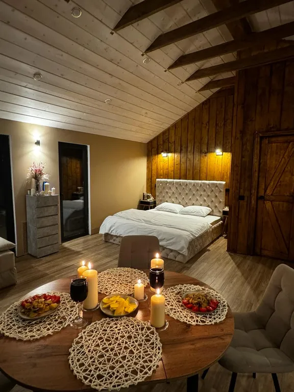 Дом с пятнистыми оленями и кроликами в лесу