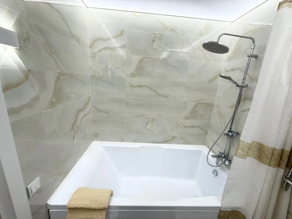 Квартира с большой кухней-гостиной, камином и панорамным видом