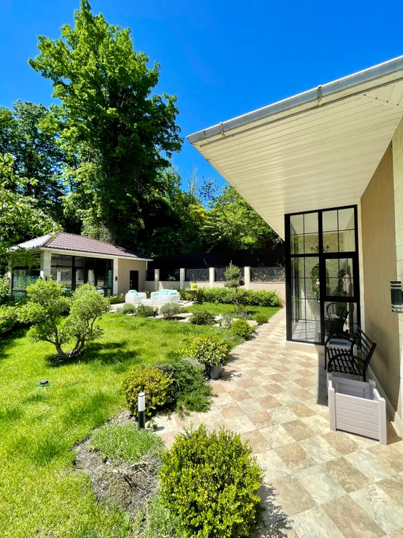 Стильный дом с открытым бассейном и сауной