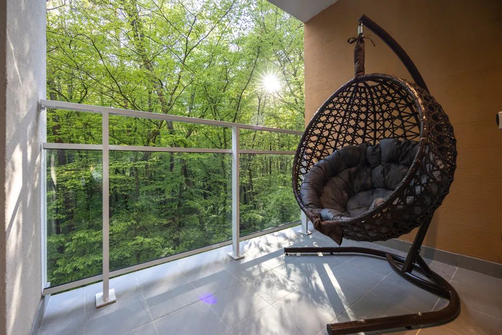 Студия в сосновом лесу у моря