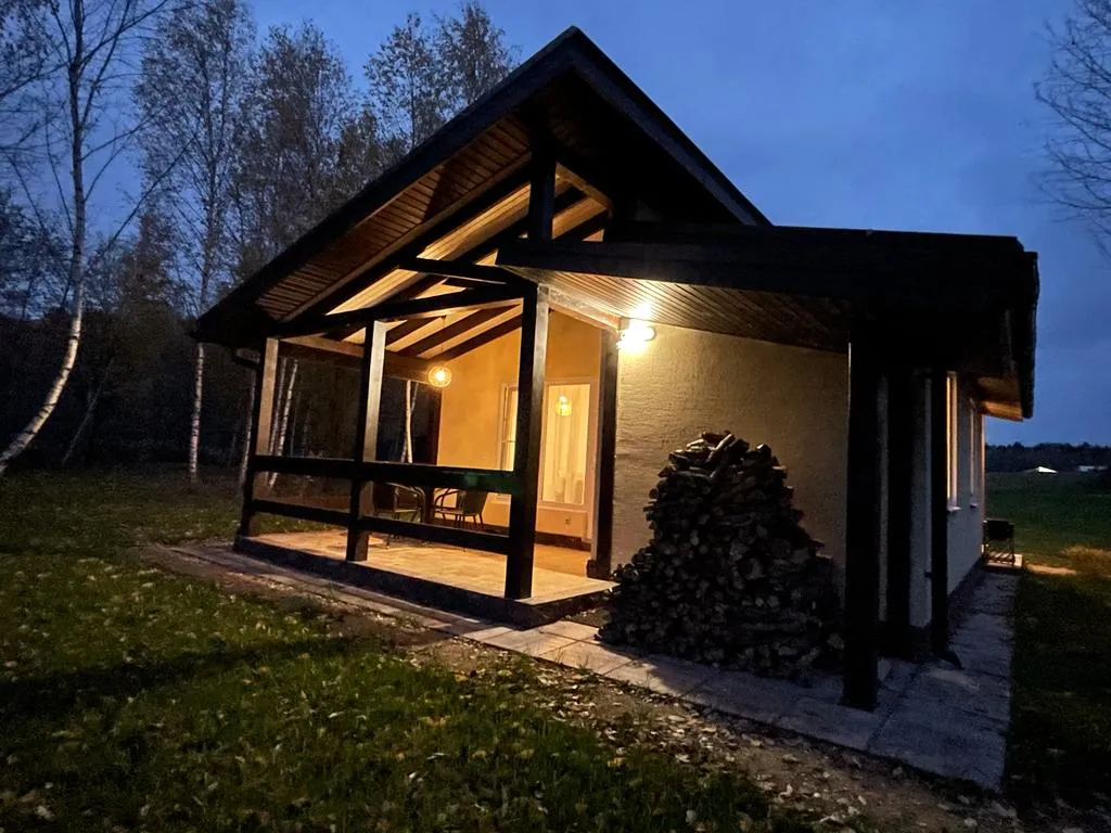 Дом у озера с шикарным видом на закат