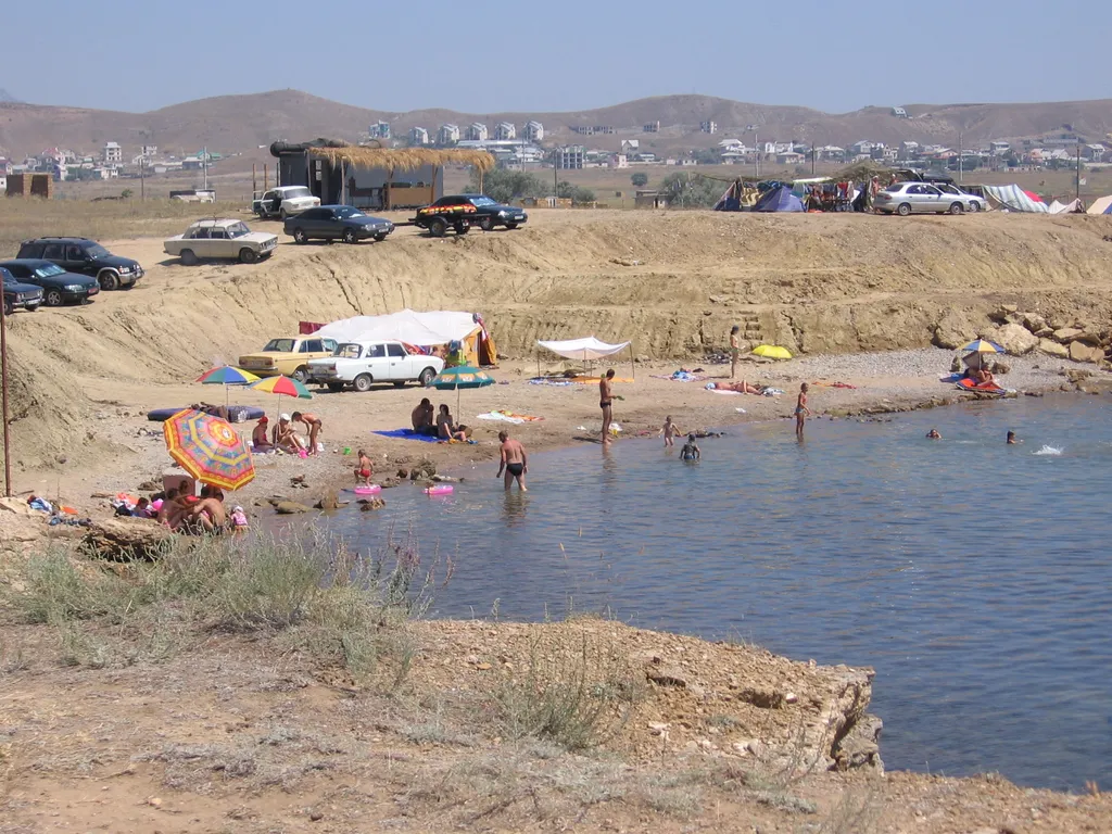 Отдельная часть дома возле бассейна с беседкой и кухней в саду