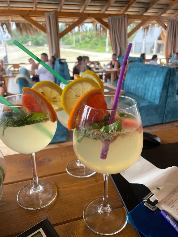 Атмосферные дома a-frame на берегу моря