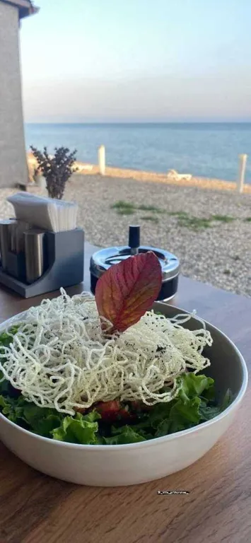 Уютный номер в отеле с ухоженной территорией на берегу моря