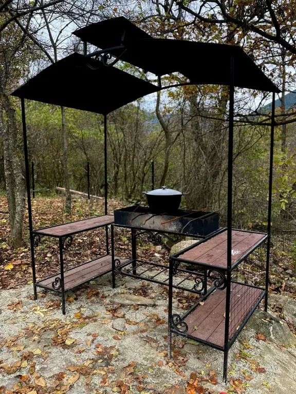 Премиальный Гостевой Дом в темных тонах с видом на горы