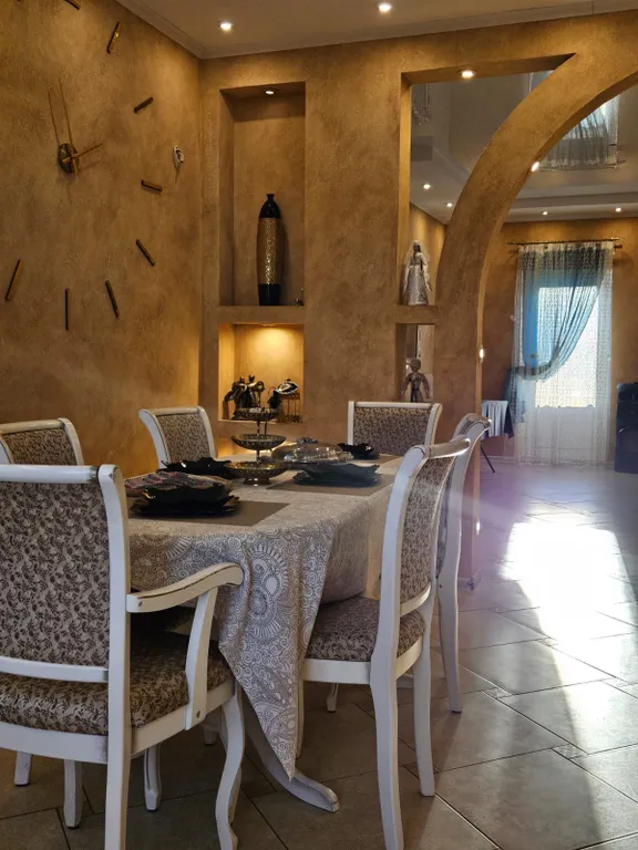 Уютный новый 3 этажный 10-комнатный гостeвoй дом с баней и прудом