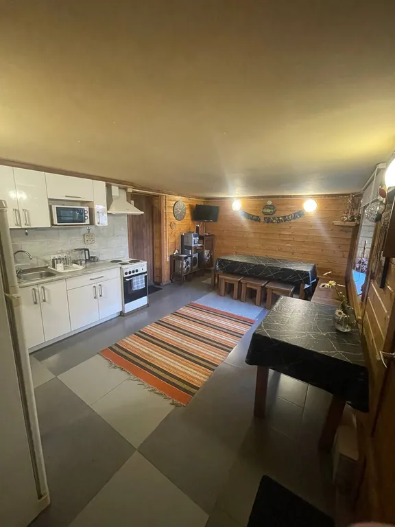 Дом с баней на берегу озера, в черте города