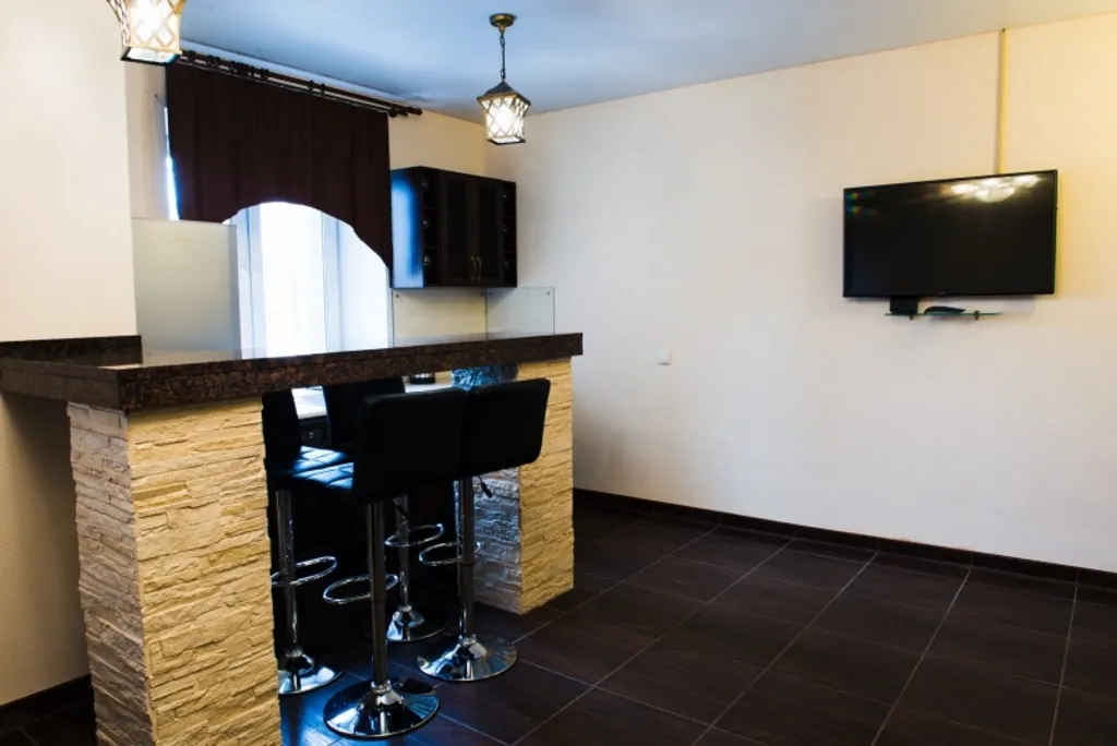 Студия с мраморной барной стойкой и джакузи