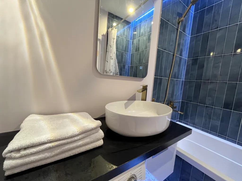 Квартира с панорамными окном в спальне