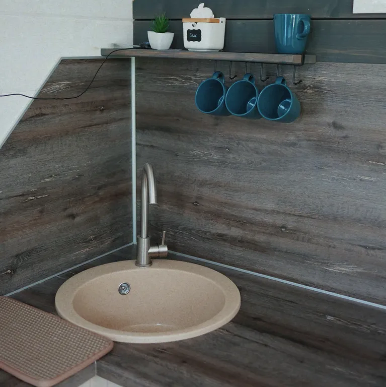 Современный уютный дом с видом на лес