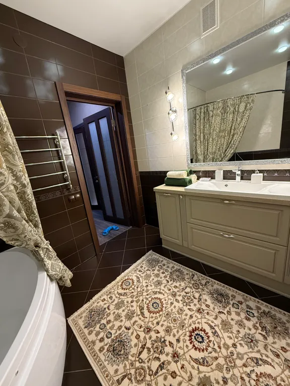 Уютный новый 3 этажный 10-комнатный гостeвoй дом с баней и прудом