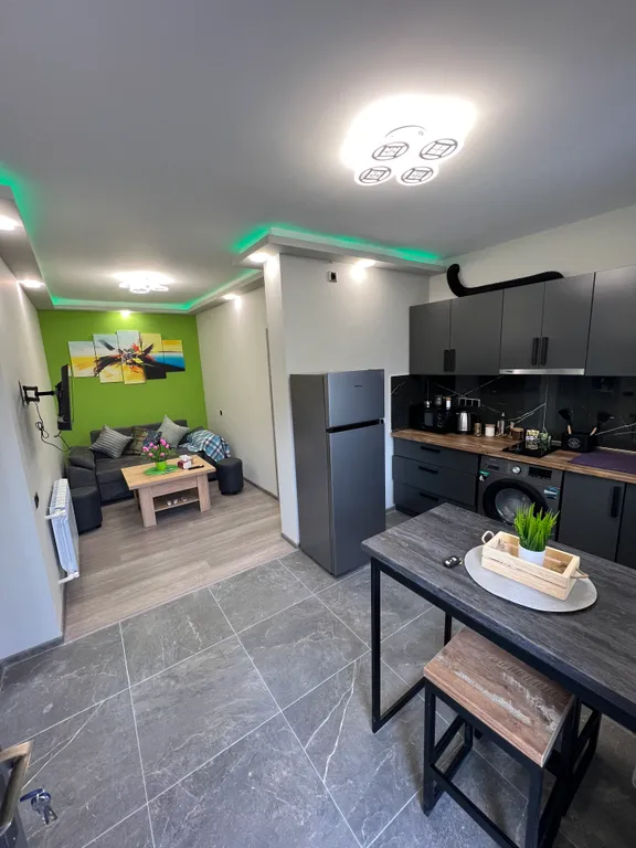 Sweet Yellow Apartment Self Check In