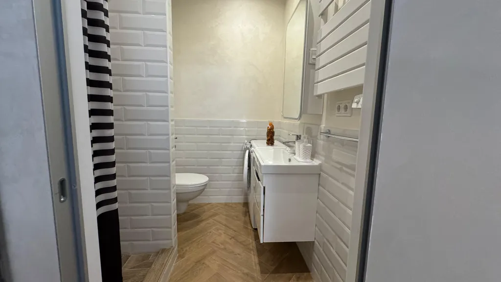 Евротрехкомнатный апартамент с балконом на первой линии