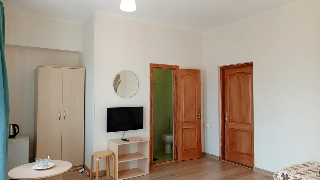 Трёхместная комната с санузлом и видом на море