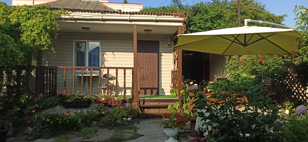 Уютный домик в цветах у Людмилы