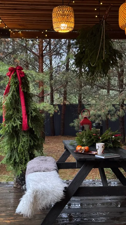 Скандинавский дом с ванной внутри и видом на лес