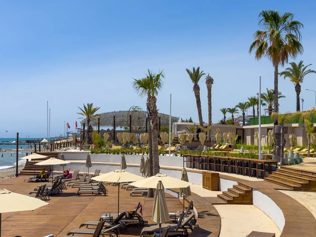 Azura World E с премиум инфраструктурой