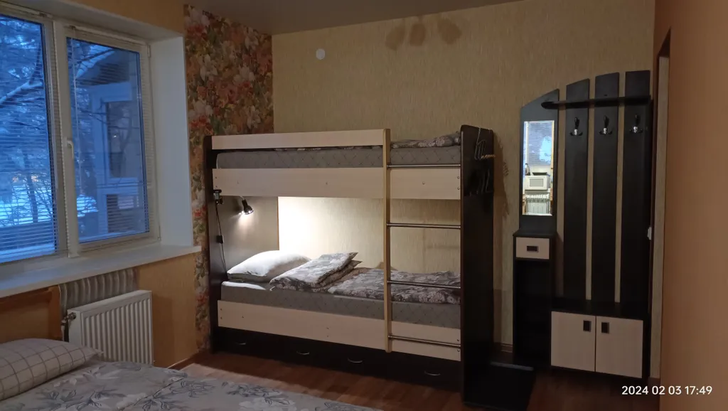 Большая студия для дружной компании с видом на сквер с белочками