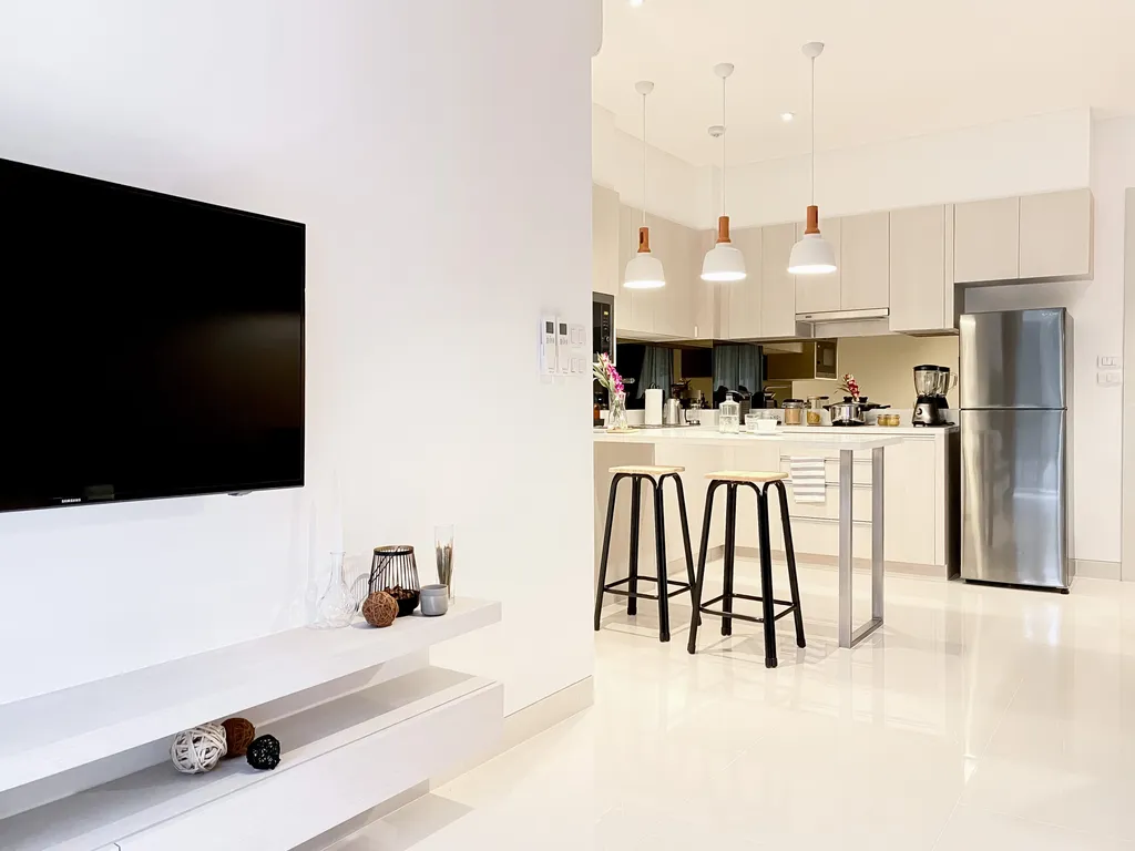 Две спальни с видом на озеро и море