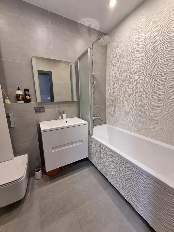 Уютный уголок около лесного озера