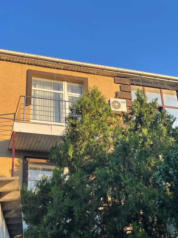 Четырёхместный номер люкс с балконом С видом на город и горы