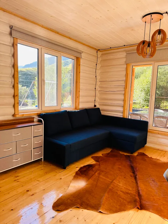 Усадьба Сова на берегу реки в горах Алтая