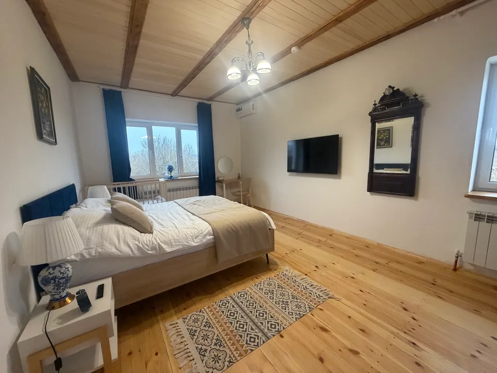 Дом у реки в тихом месте, деревенский стиль, веранда, мангал